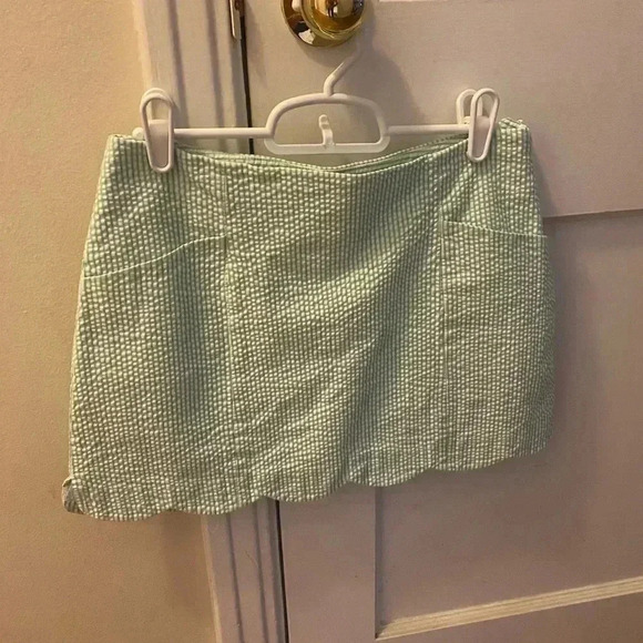 Lilly Pulitzer Pants - Like new Lilly Pulitzer seer sucker skort with pockets